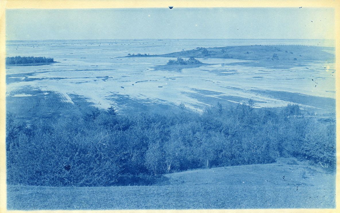 Vista panorâmica de terras rurais em cianótipo azul