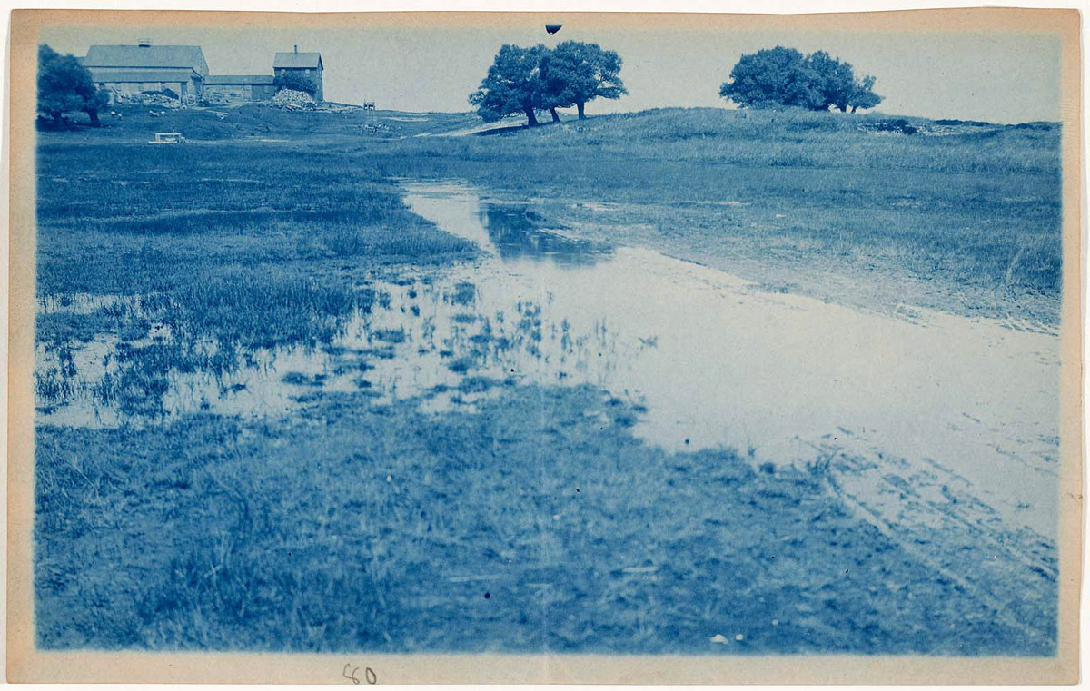 Fazenda com curso d'água em cianótipo azul